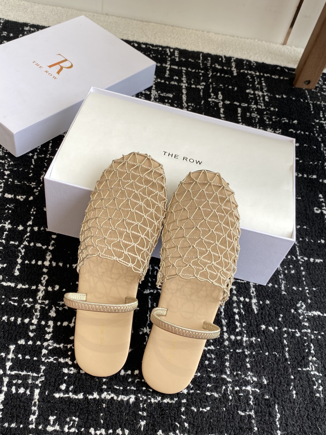 代购级
The row 25ss 经典芭蕾舞半拖 编织面拖鞋新品 以芭蕾的灵动意韵融于日常，以现代笔触刻