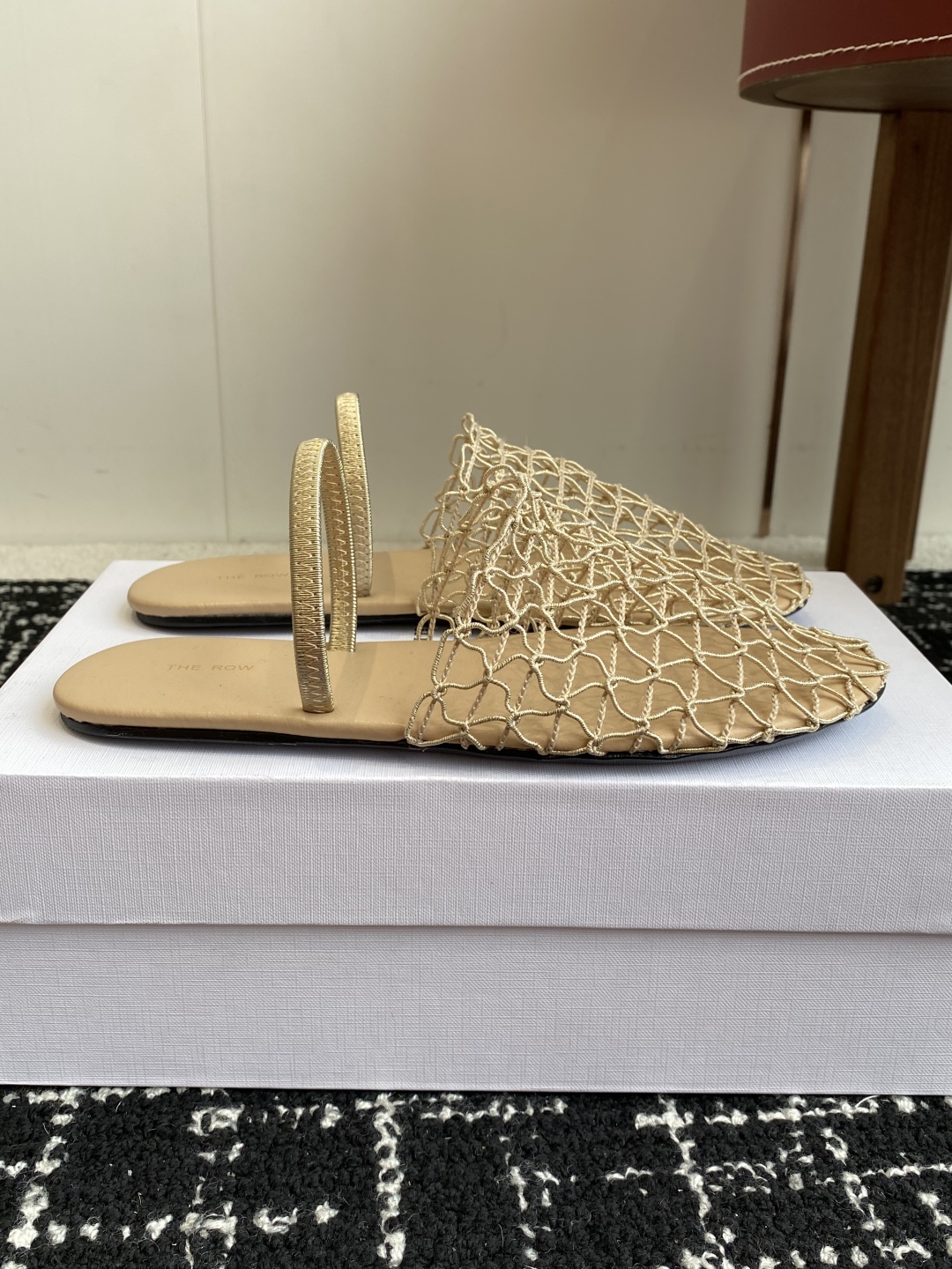 代购级
The row 25ss 经典芭蕾舞半拖 编织面拖鞋新品 以芭蕾的灵动意韵融于日常，以现代笔触刻