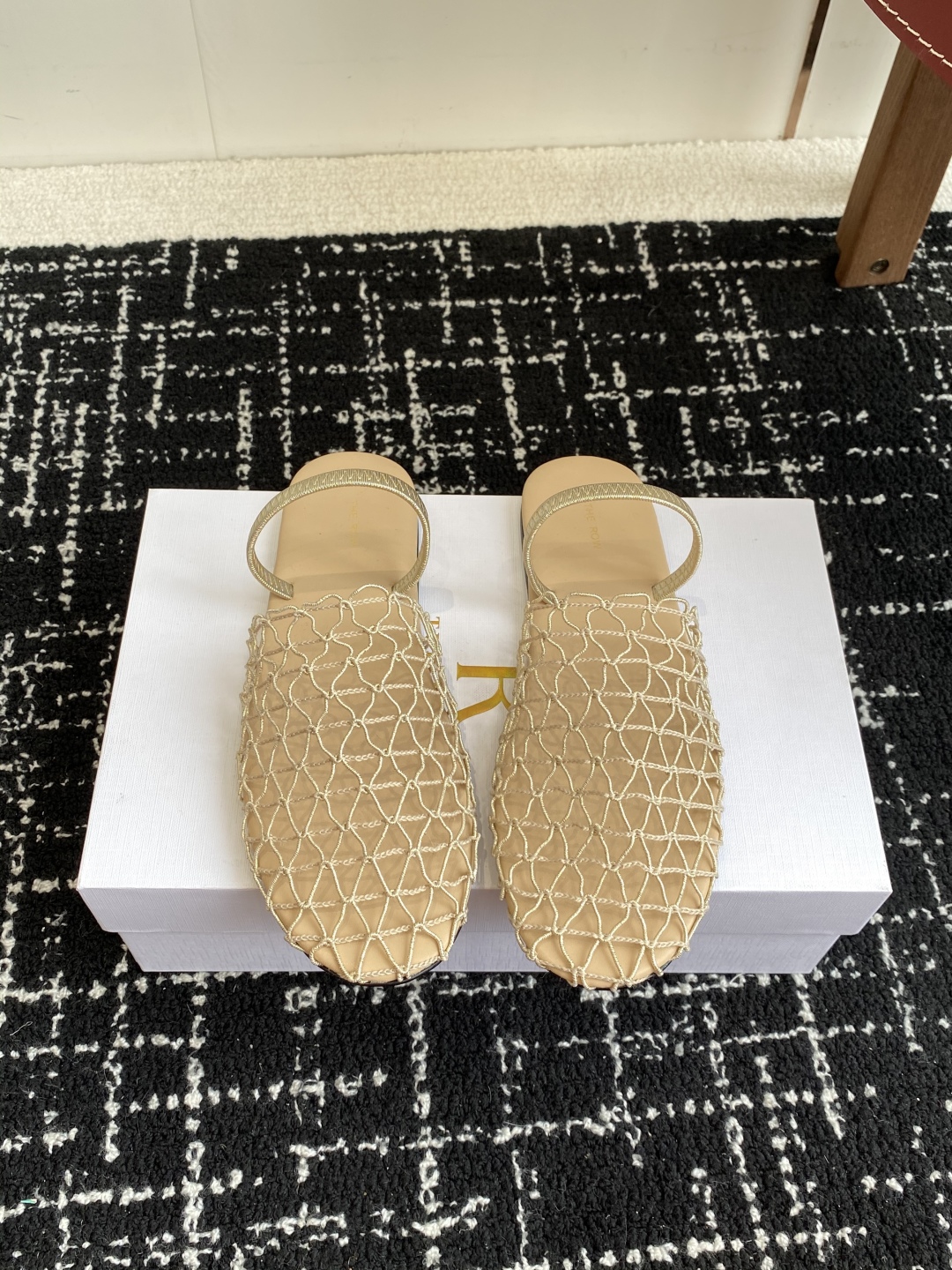 代购级
The row 25ss 经典芭蕾舞半拖 编织面拖鞋新品 以芭蕾的灵动意韵融于日常，以现代笔触刻