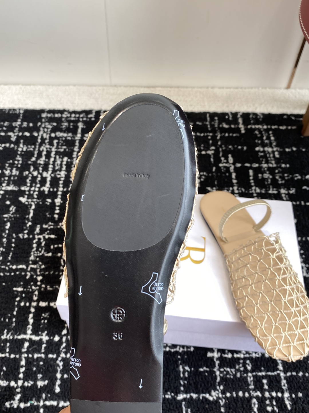 代购级
The row 25ss 经典芭蕾舞半拖 编织面拖鞋新品 以芭蕾的灵动意韵融于日常，以现代笔触刻