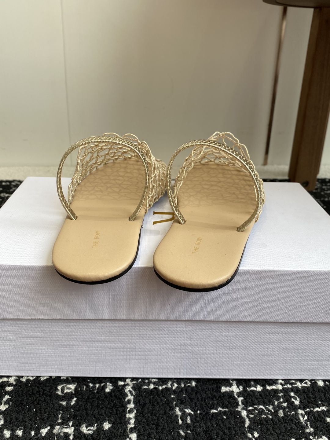 代购级
The row 25ss 经典芭蕾舞半拖 编织面拖鞋新品 以芭蕾的灵动意韵融于日常，以现代笔触刻