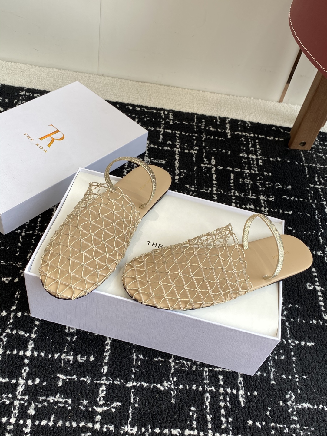 代购级
The row 25ss 经典芭蕾舞半拖 编织面拖鞋新品 以芭蕾的灵动意韵融于日常，以现代笔触刻