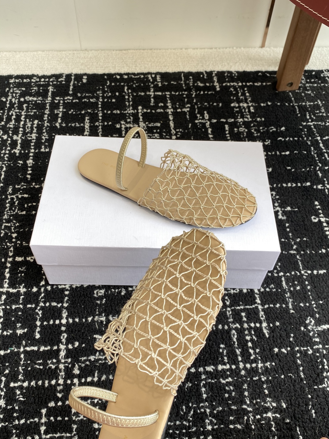 代购级
The row 25ss 经典芭蕾舞半拖 编织面拖鞋新品 以芭蕾的灵动意韵融于日常，以现代笔触刻