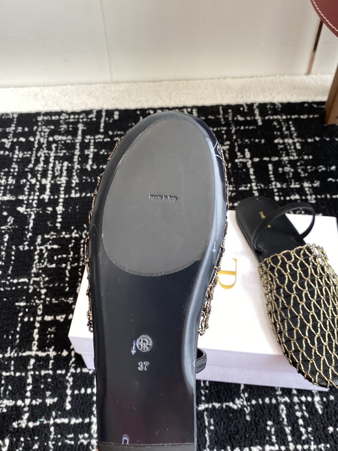 代购级
The row 25ss 经典芭蕾舞半拖 编织面拖鞋新品 以芭蕾的灵动意韵融于日常，以现代笔触刻