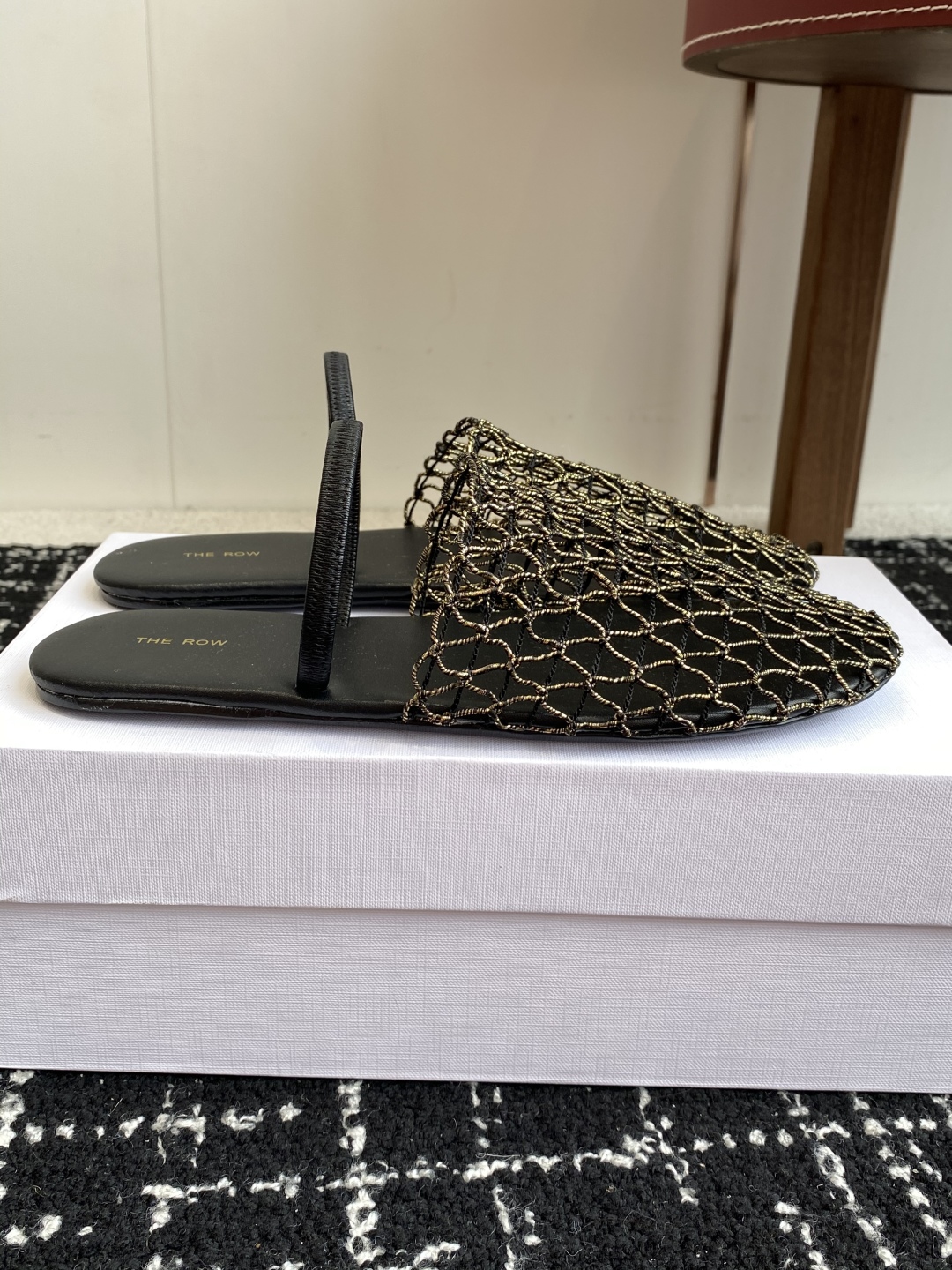 代购级
The row 25ss 经典芭蕾舞半拖 编织面拖鞋新品 以芭蕾的灵动意韵融于日常，以现代笔触刻