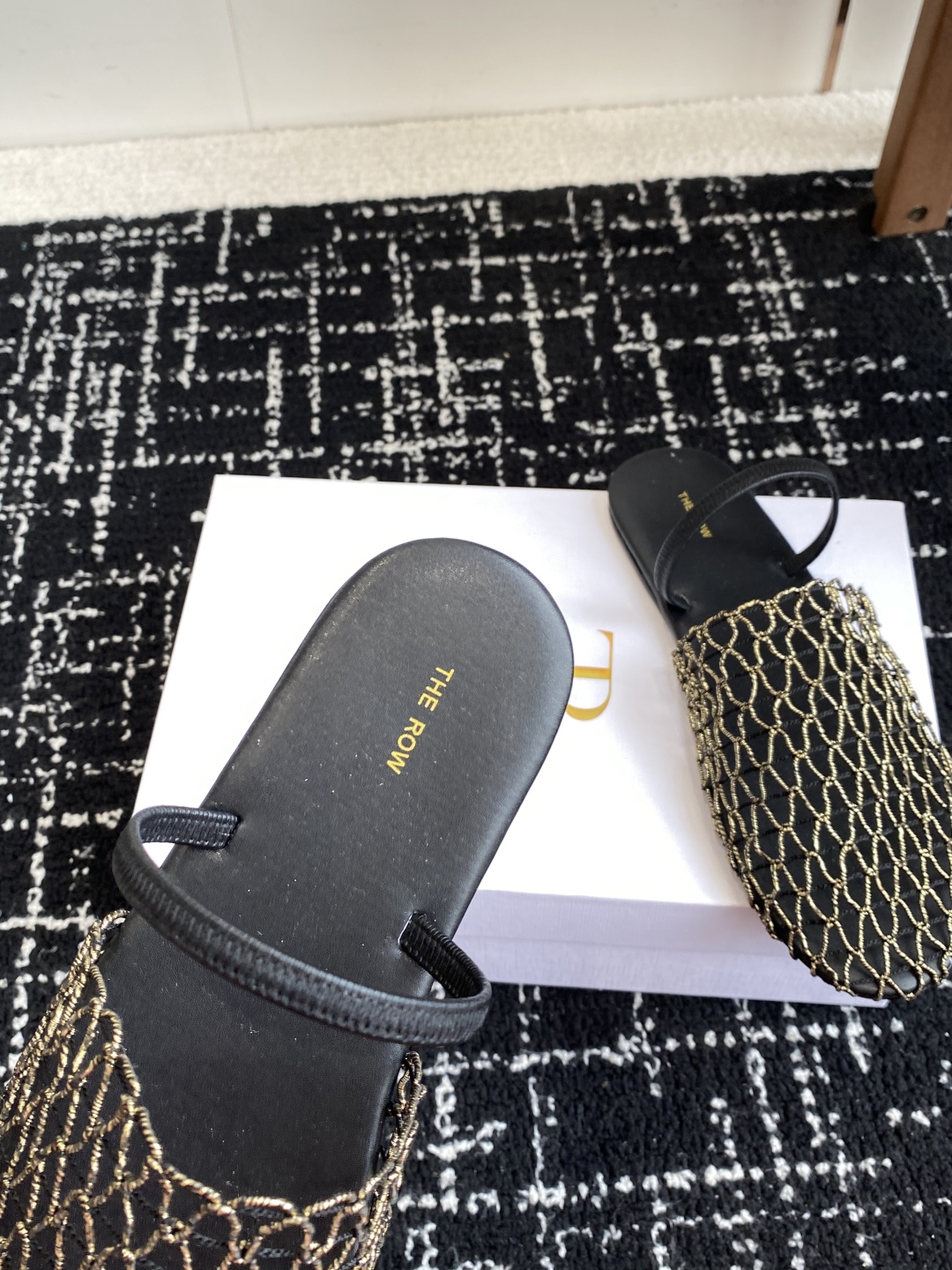 代购级
The row 25ss 经典芭蕾舞半拖 编织面拖鞋新品 以芭蕾的灵动意韵融于日常，以现代笔触刻