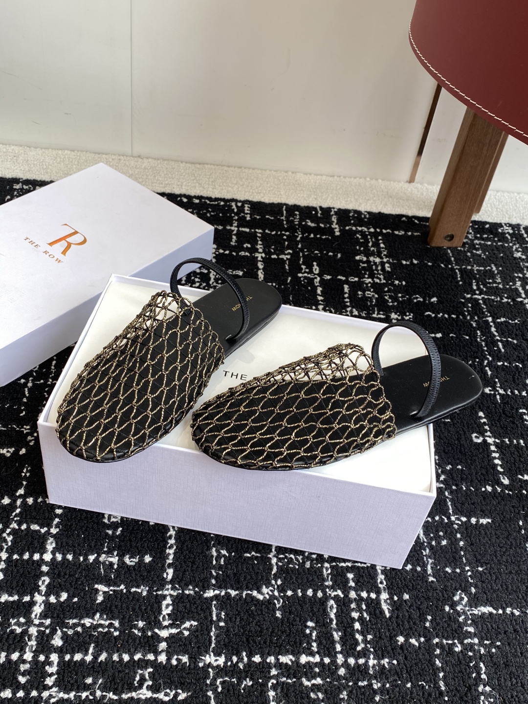 代购级
The row 25ss 经典芭蕾舞半拖 编织面拖鞋新品 以芭蕾的灵动意韵融于日常，以现代笔触刻