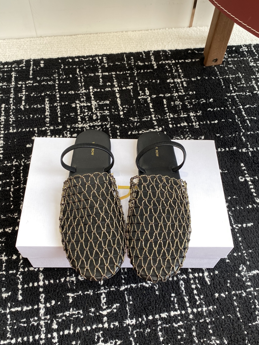 代购级
The row 25ss 经典芭蕾舞半拖 编织面拖鞋新品 以芭蕾的灵动意韵融于日常，以现代笔触刻