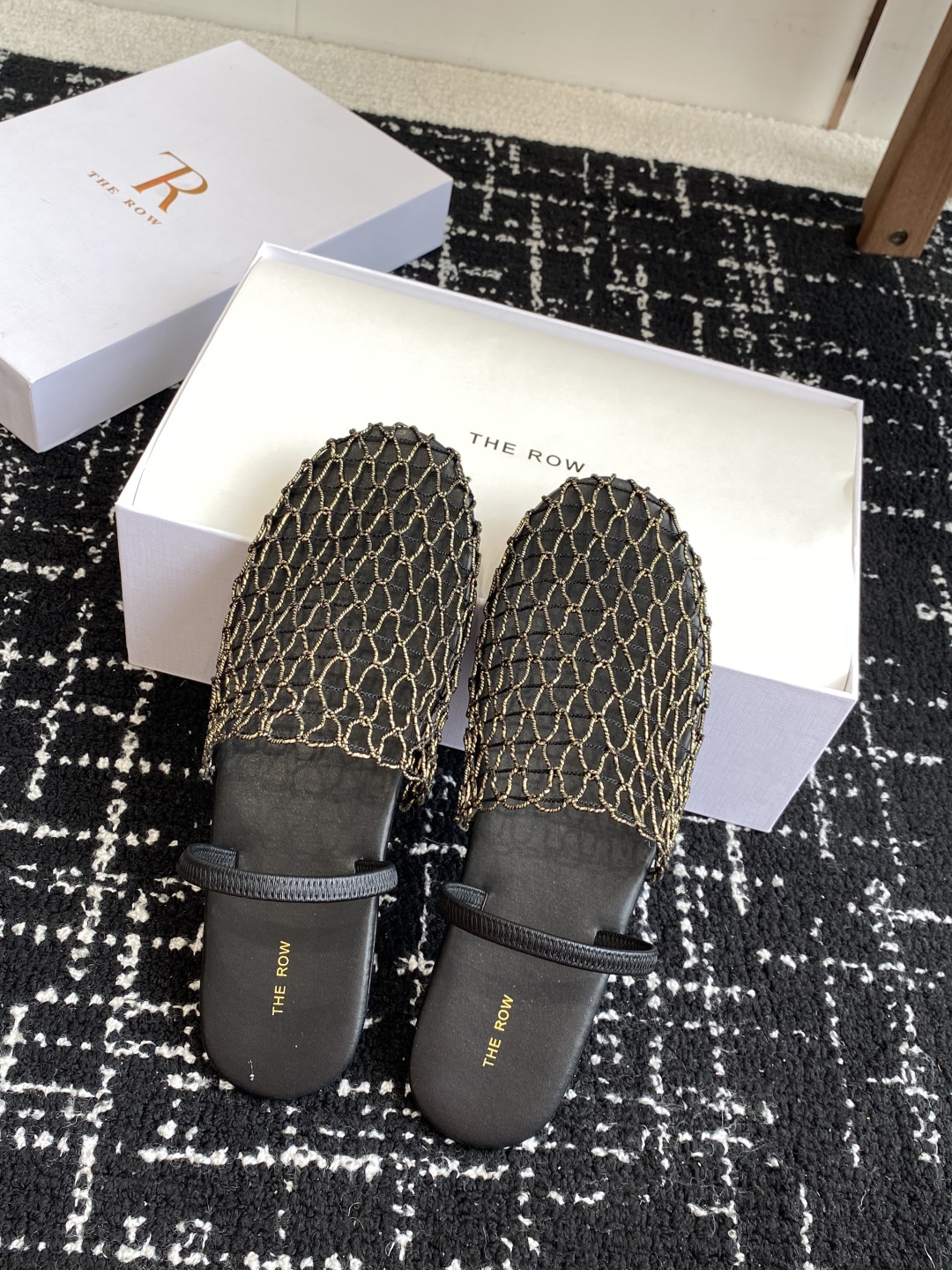 代购级
The row 25ss 经典芭蕾舞半拖 编织面拖鞋新品 以芭蕾的灵动意韵融于日常，以现代笔触刻