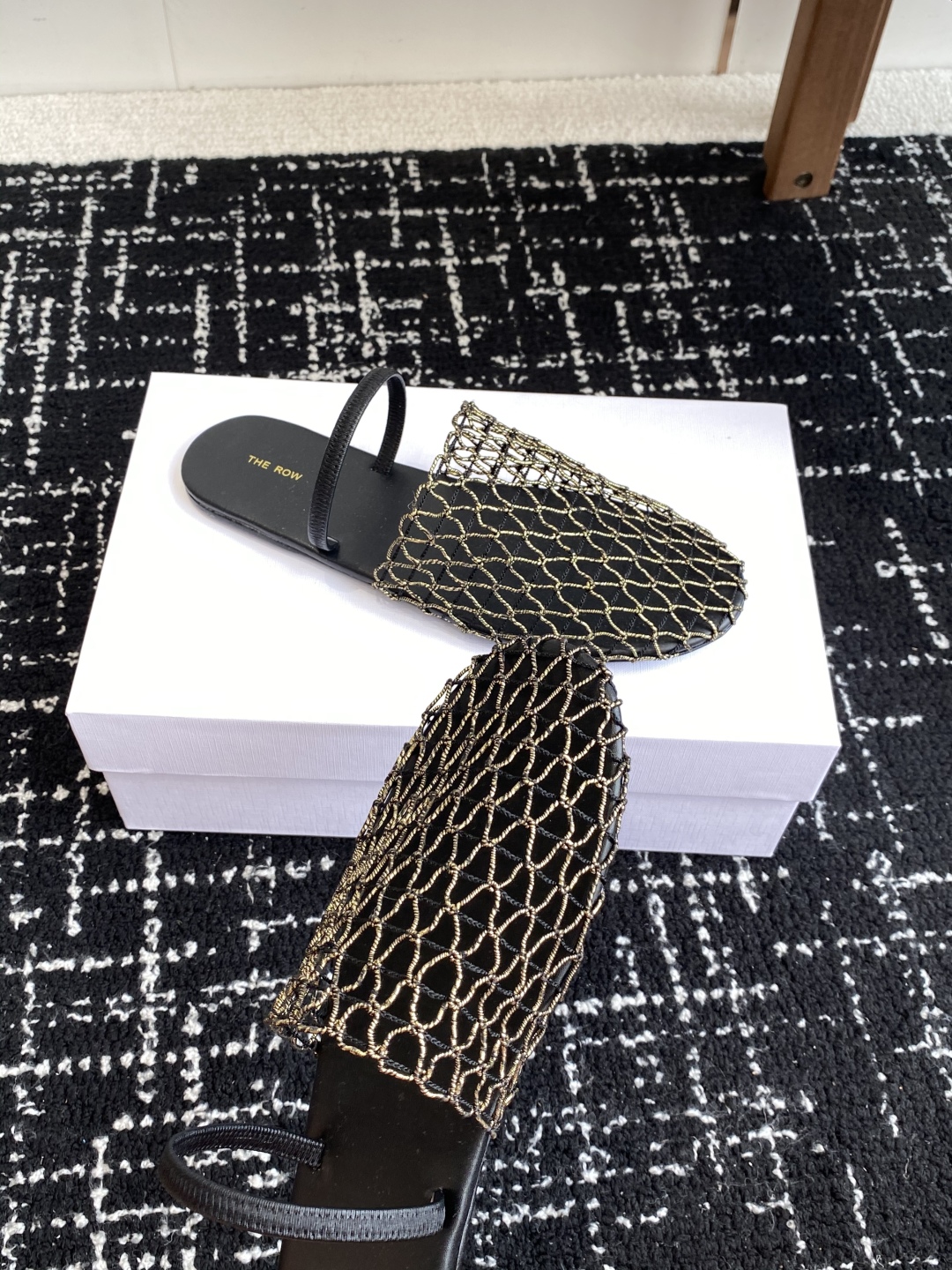 代购级
The row 25ss 经典芭蕾舞半拖 编织面拖鞋新品 以芭蕾的灵动意韵融于日常，以现代笔触刻