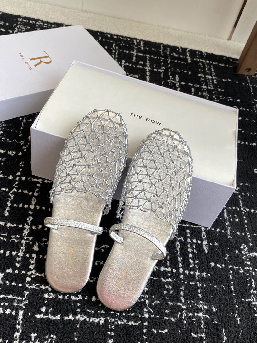 代购级
The row 25ss 经典芭蕾舞半拖 编织面拖鞋新品 以芭蕾的灵动意韵融于日常，以现代笔触刻
