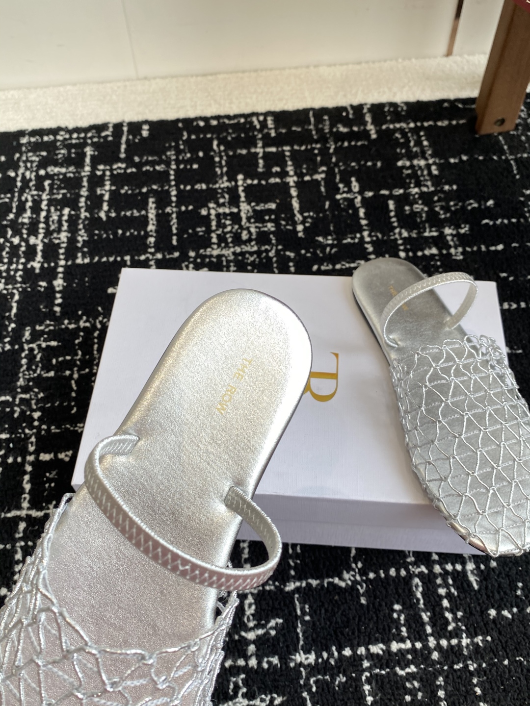 代购级
The row 25ss 经典芭蕾舞半拖 编织面拖鞋新品 以芭蕾的灵动意韵融于日常，以现代笔触刻