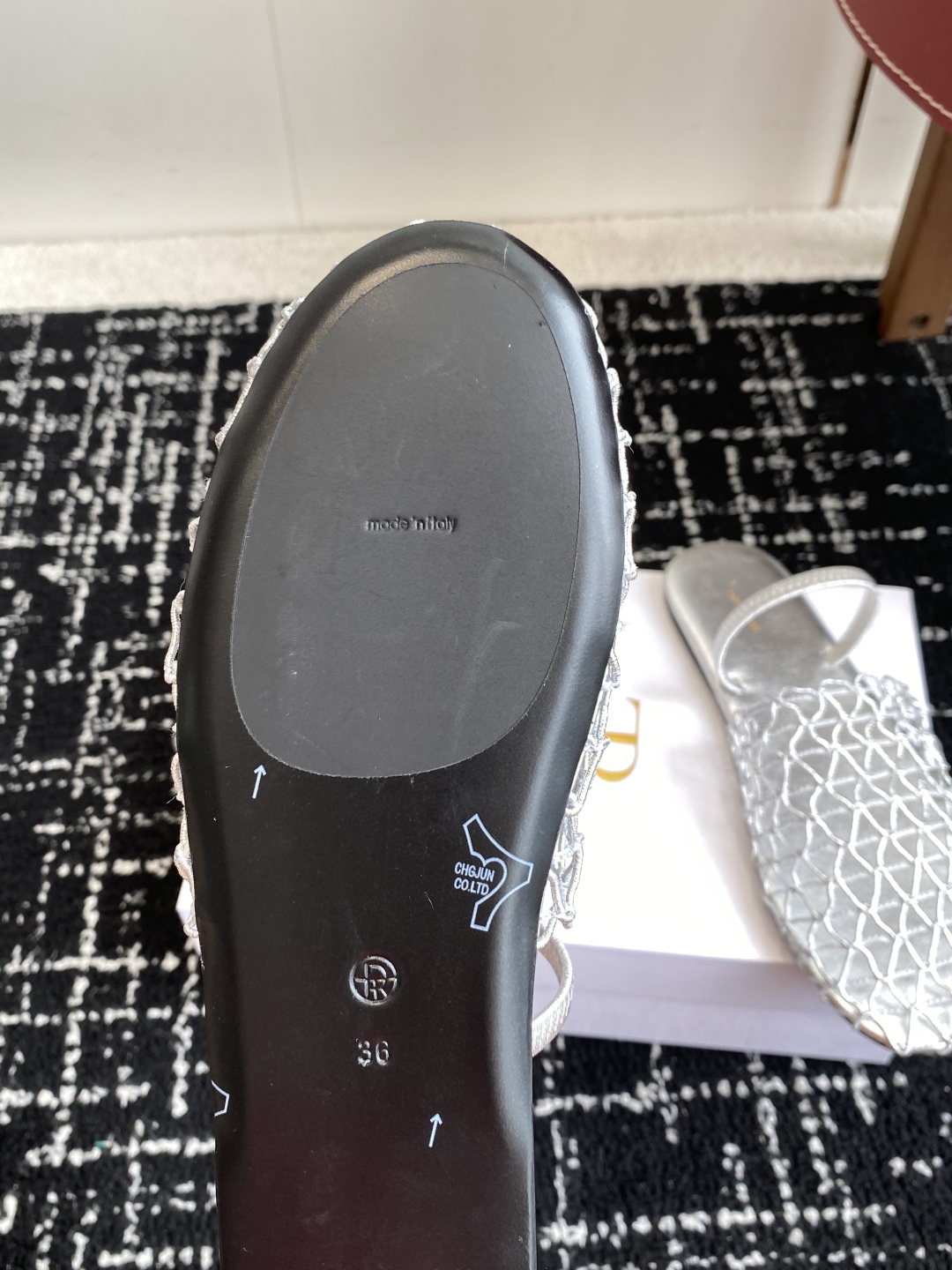 代购级
The row 25ss 经典芭蕾舞半拖 编织面拖鞋新品 以芭蕾的灵动意韵融于日常，以现代笔触刻