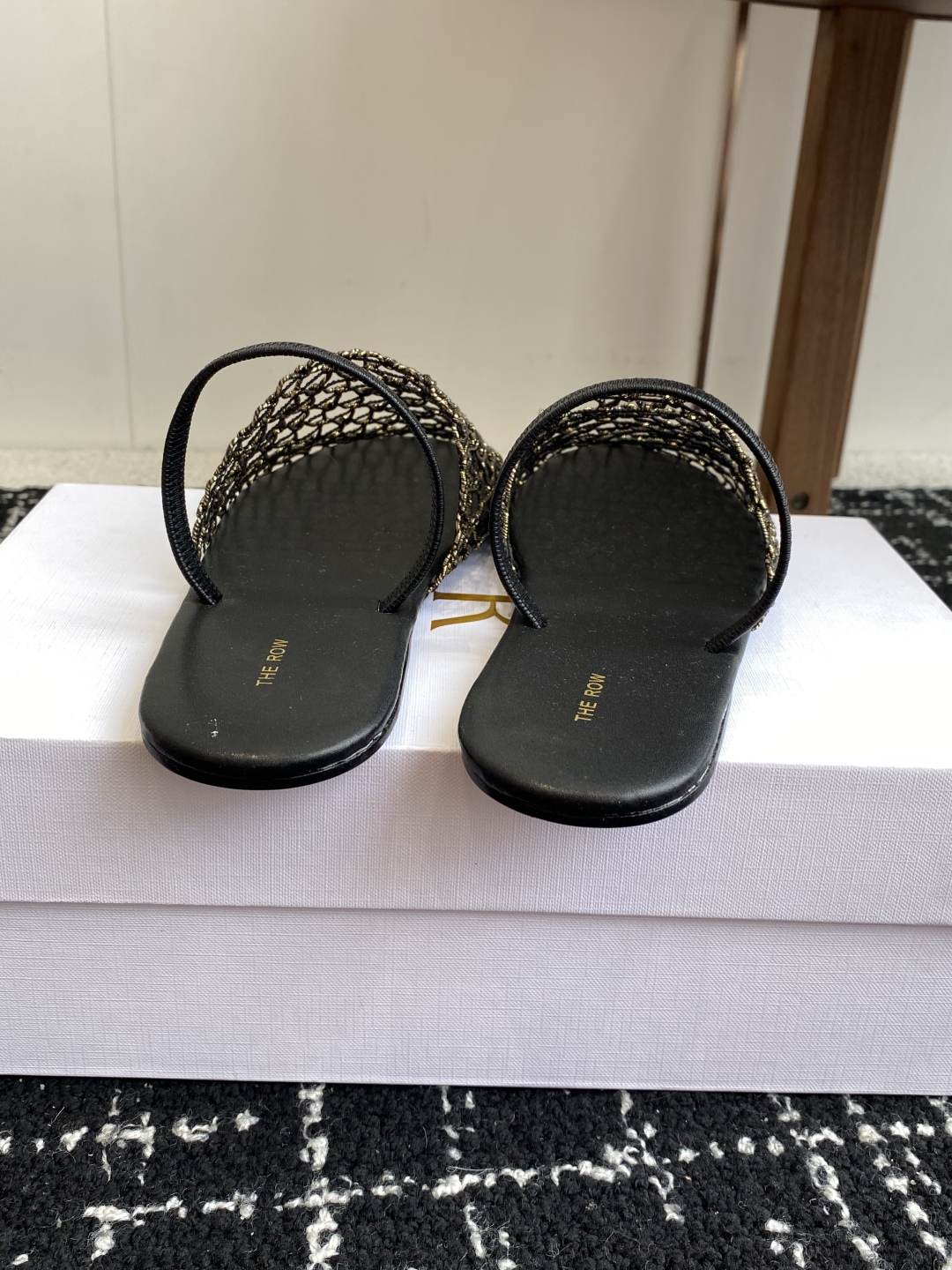 代购级
The row 25ss 经典芭蕾舞半拖 编织面拖鞋新品 以芭蕾的灵动意韵融于日常，以现代笔触刻