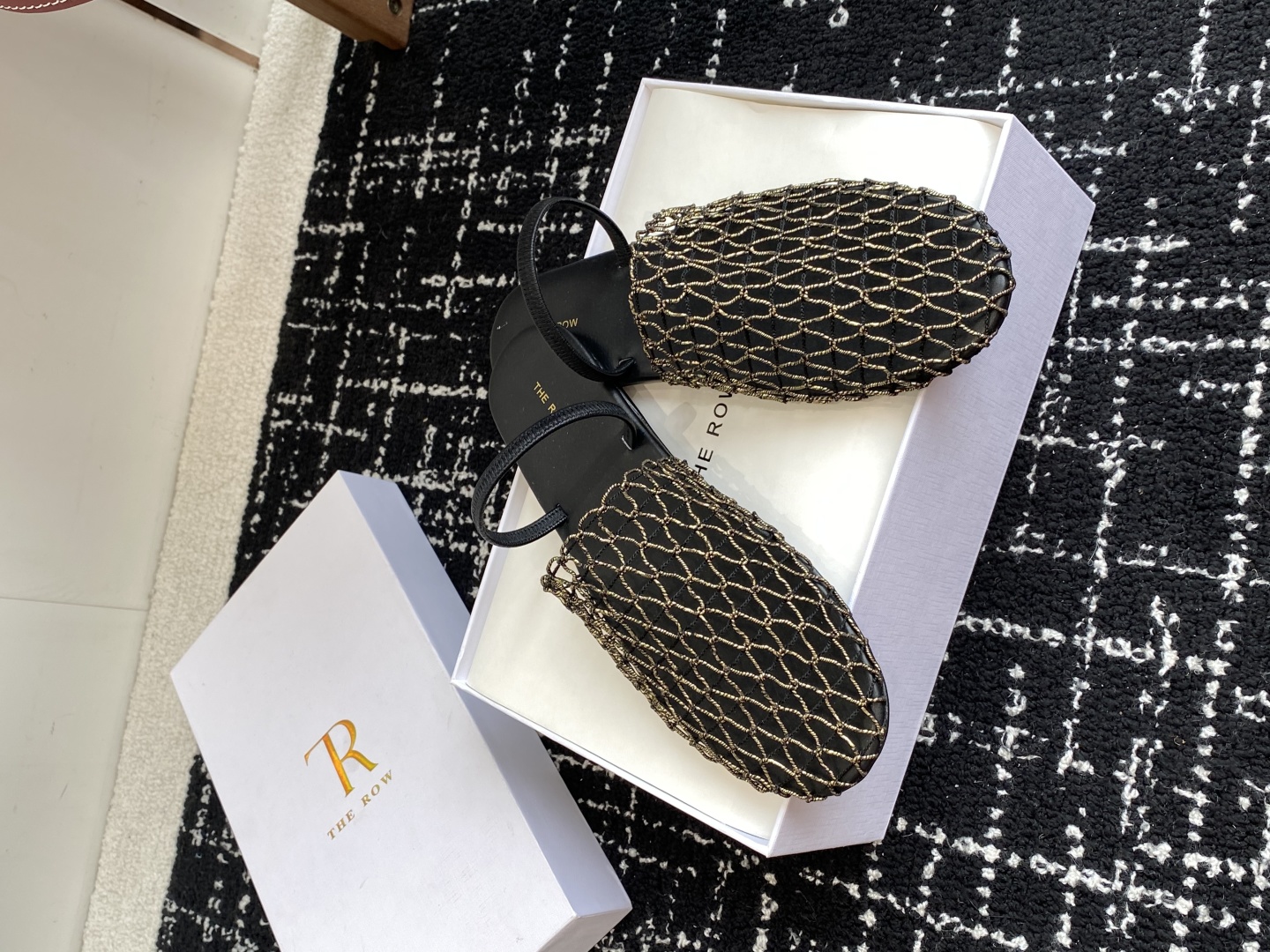 代购级
The row 25ss 经典芭蕾舞半拖 编织面拖鞋新品 以芭蕾的灵动意韵融于日常，以现代笔触刻