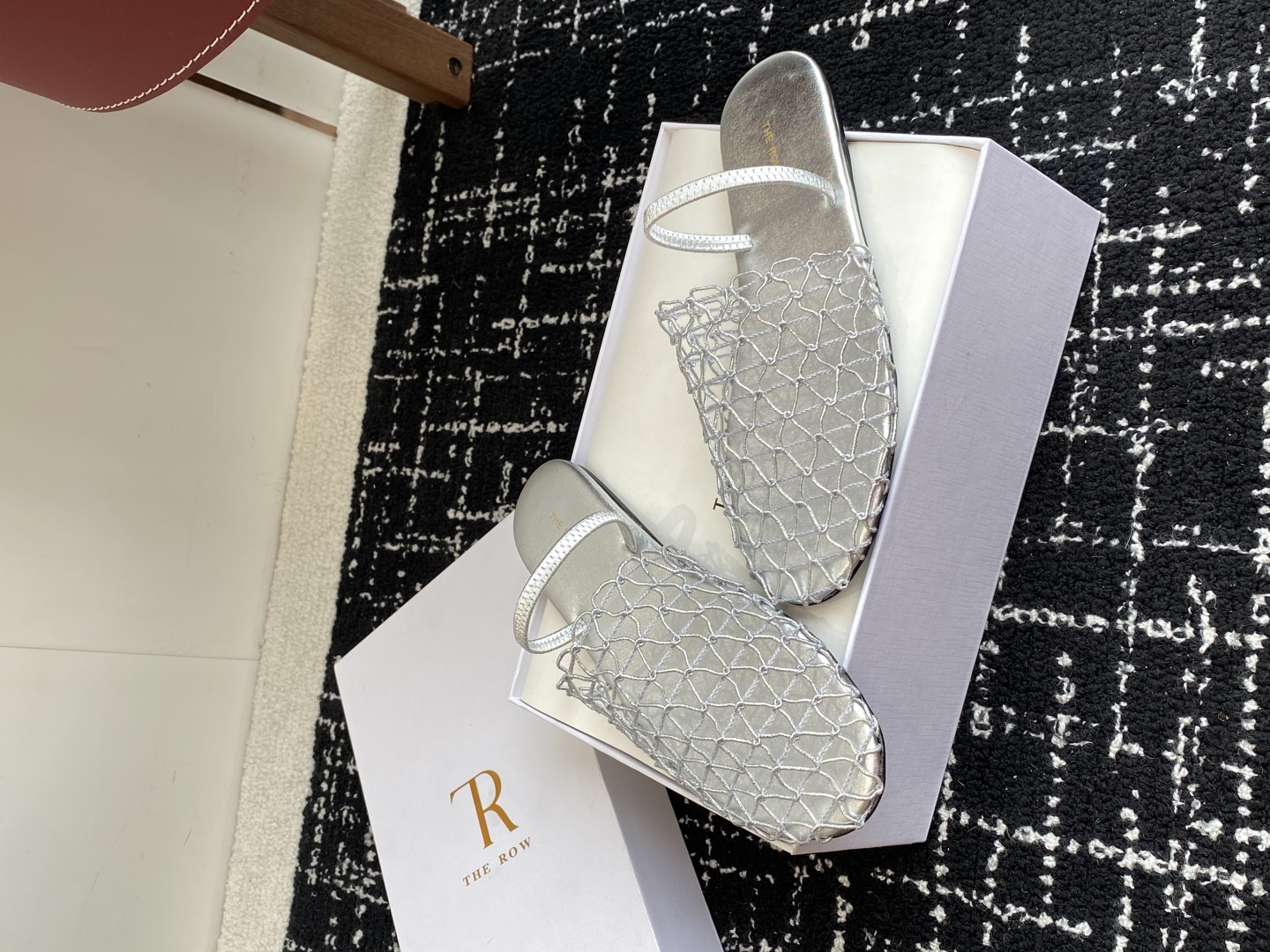 代购级
The row 25ss 经典芭蕾舞半拖 编织面拖鞋新品 以芭蕾的灵动意韵融于日常，以现代笔触刻