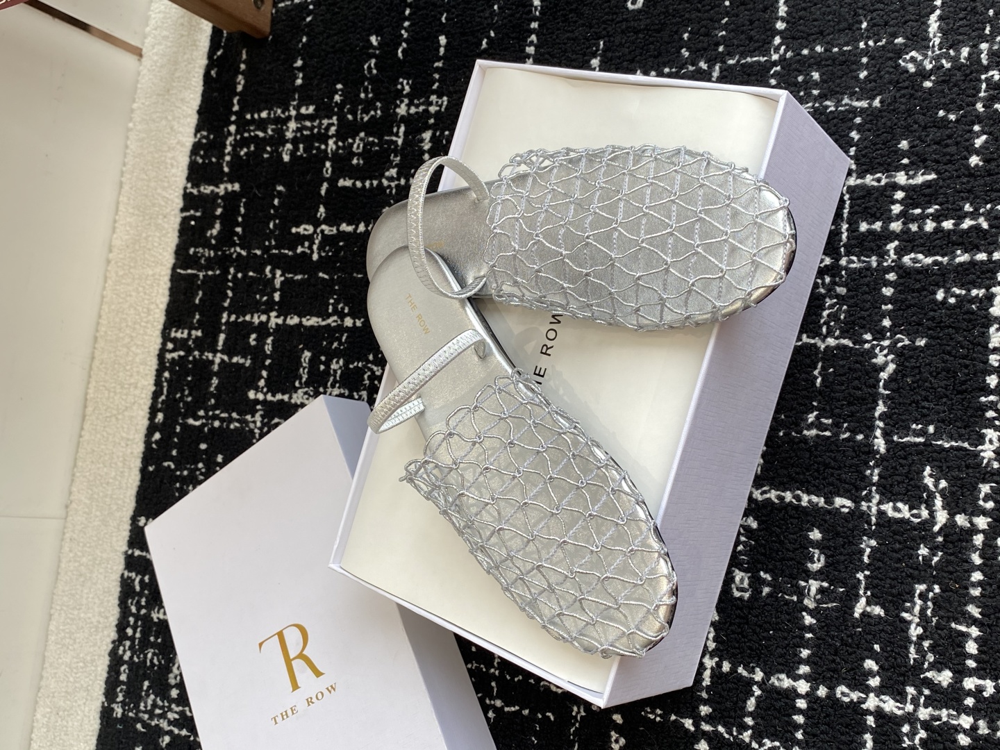 代购级
The row 25ss 经典芭蕾舞半拖 编织面拖鞋新品 以芭蕾的灵动意韵融于日常，以现代笔触刻