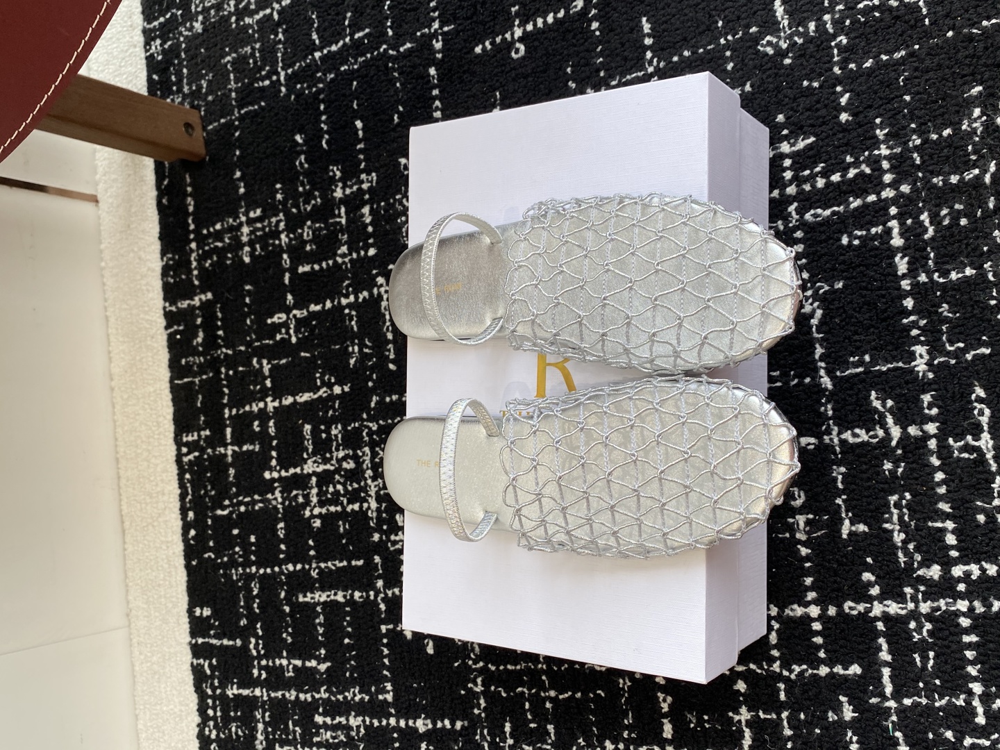 代购级
The row 25ss 经典芭蕾舞半拖 编织面拖鞋新品 以芭蕾的灵动意韵融于日常，以现代笔触刻