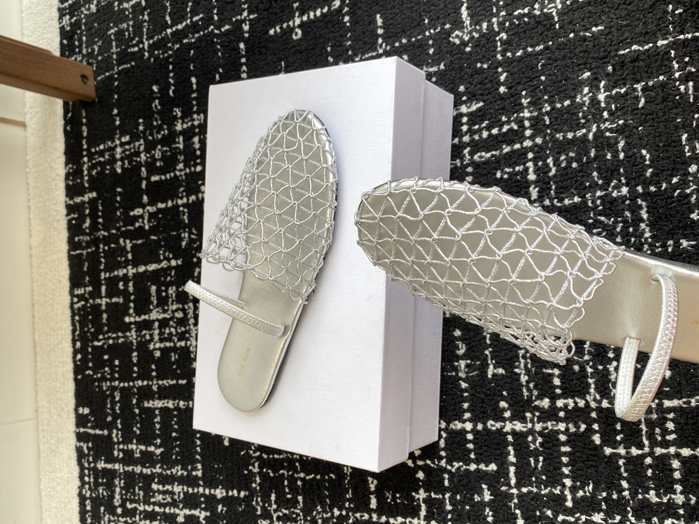 代购级
The row 25ss 经典芭蕾舞半拖 编织面拖鞋新品 以芭蕾的灵动意韵融于日常，以现代笔触刻
