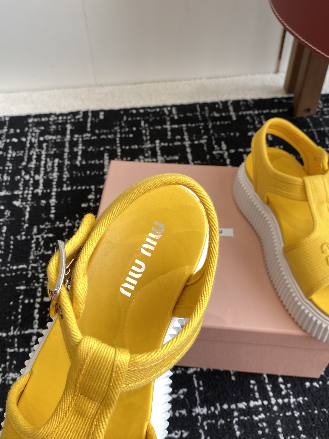 代购级
Miu Miu 25ss春夏新款松糕厚底帆布罗马露趾休闲凉鞋

质感非常高级 厚底设计非常容易驾