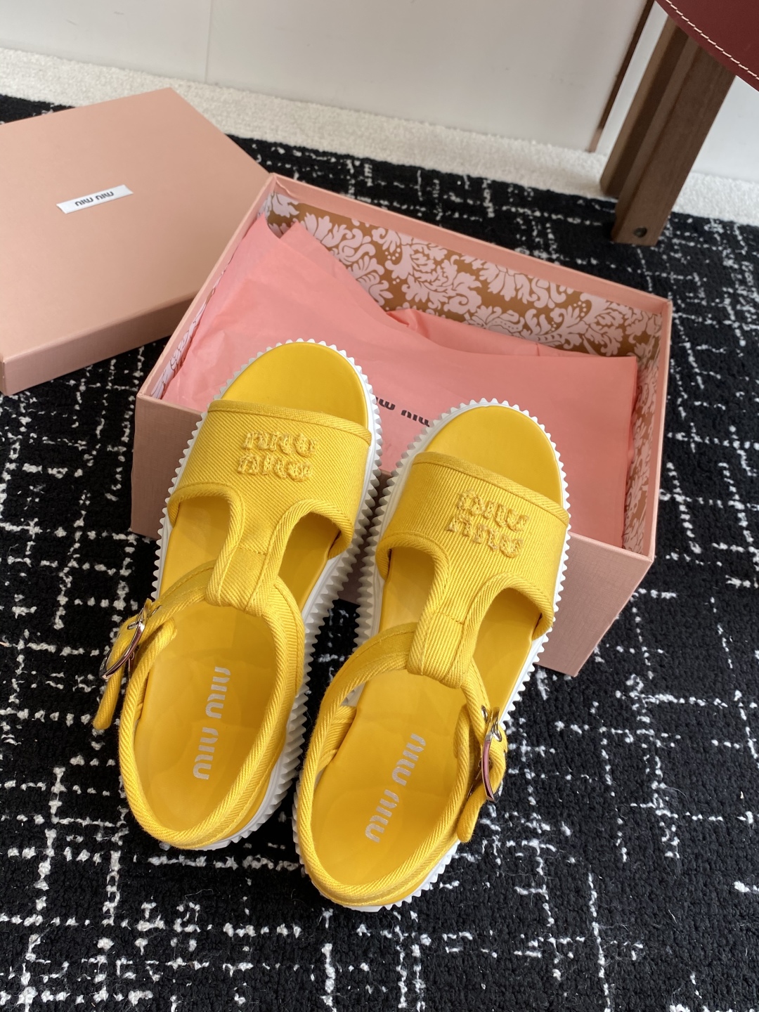 代购级
Miu Miu 25ss春夏新款松糕厚底帆布罗马露趾休闲凉鞋

质感非常高级 厚底设计非常容易驾