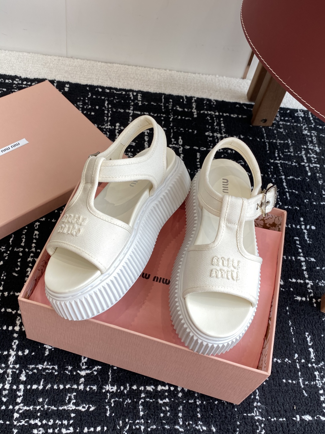 代购级
Miu Miu 25ss春夏新款松糕厚底帆布罗马露趾休闲凉鞋

质感非常高级 厚底设计非常容易驾
