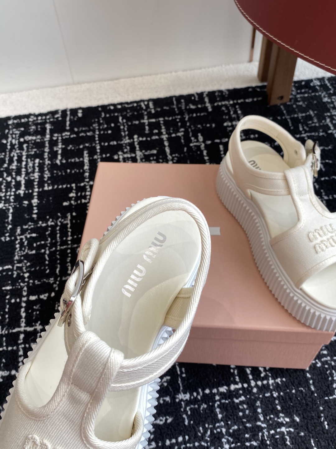 代购级
Miu Miu 25ss春夏新款松糕厚底帆布罗马露趾休闲凉鞋

质感非常高级 厚底设计非常容易驾