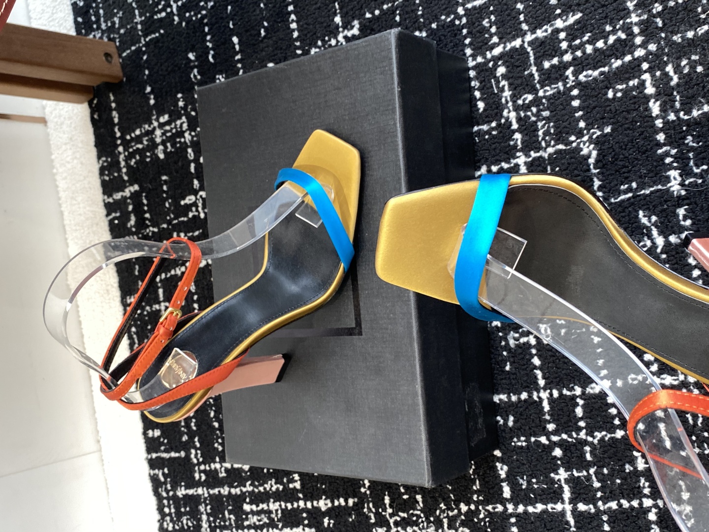 代购级
Saint Laurent / YSL圣罗兰坡跟凉鞋 顶级品质

2025夏季新款 百分百原版复