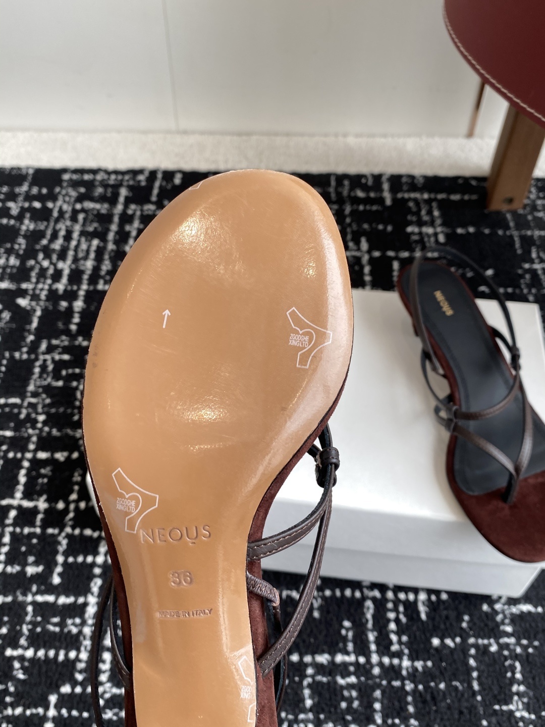 代购级
NEOUS 25ss 来自英国的小众品牌又一款 网状 圆头 夹脚 凉鞋
小众伦敦鞋履品牌Neo