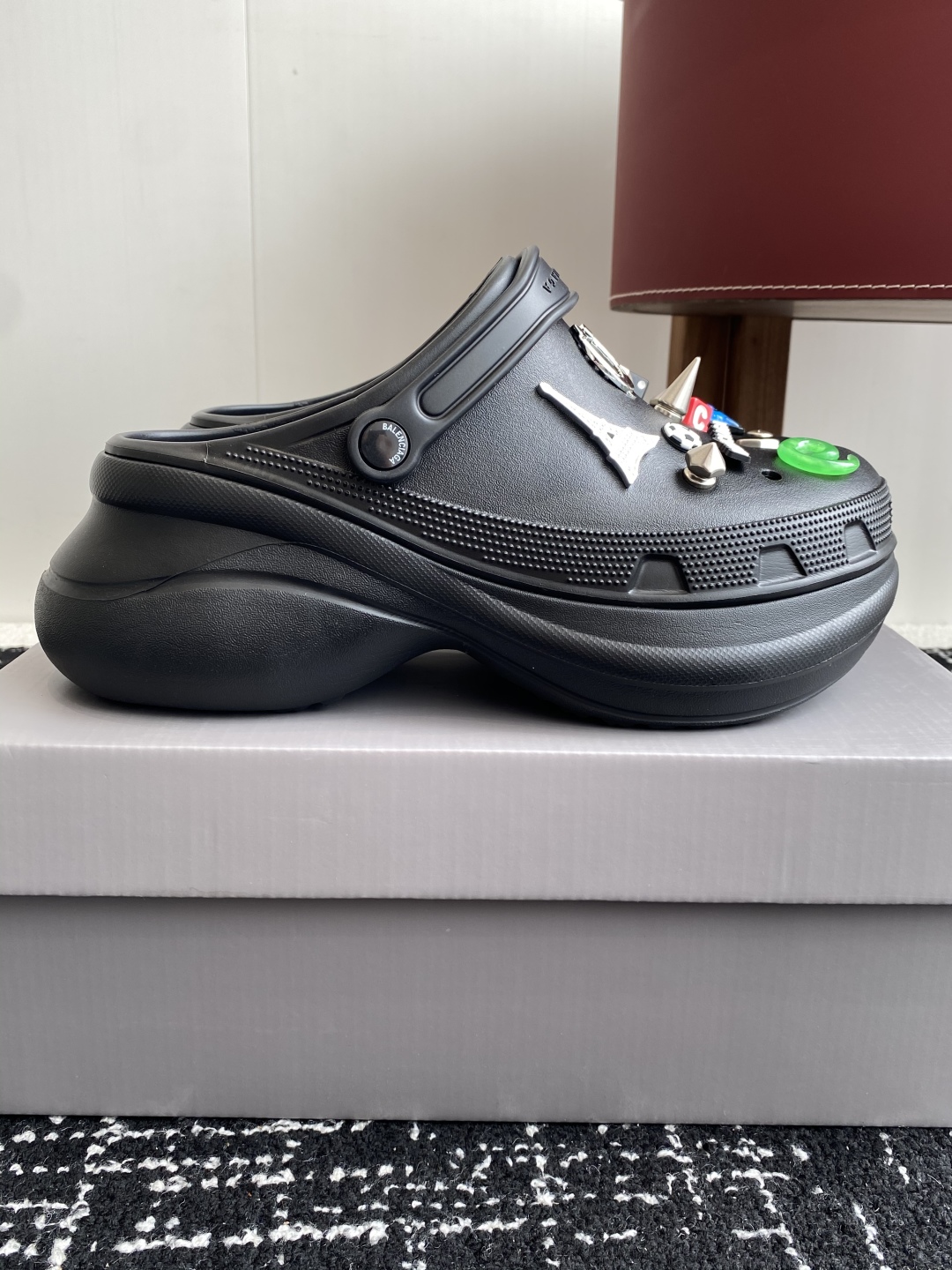 巴黎世家Balenciaga 春夏最新情侣款洞洞鞋，25春季新款黑马单品,海内外时尚博主纷纷上脚大秀，火