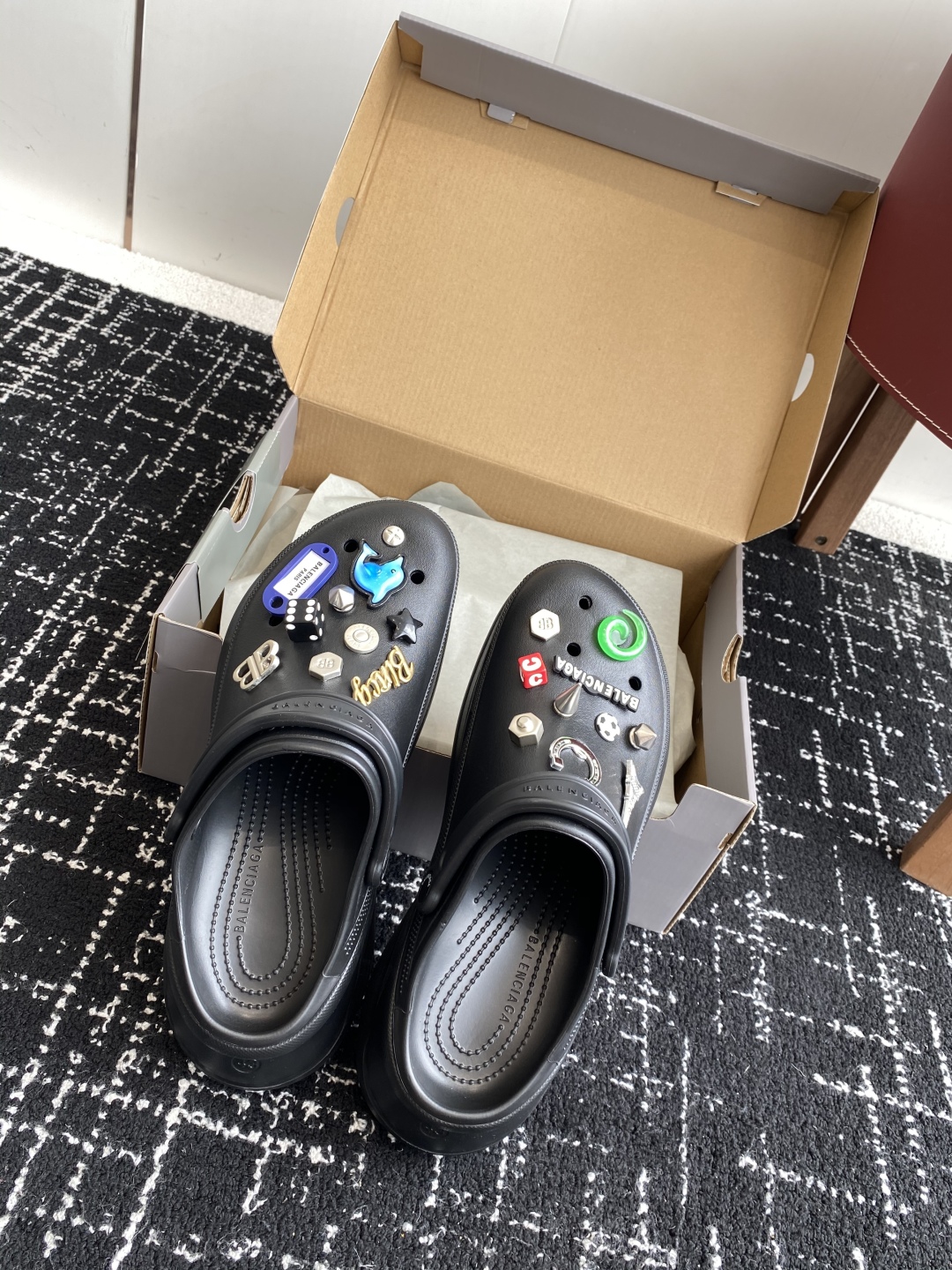 巴黎世家Balenciaga 春夏最新情侣款洞洞鞋，25春季新款黑马单品,海内外时尚博主纷纷上脚大秀，火