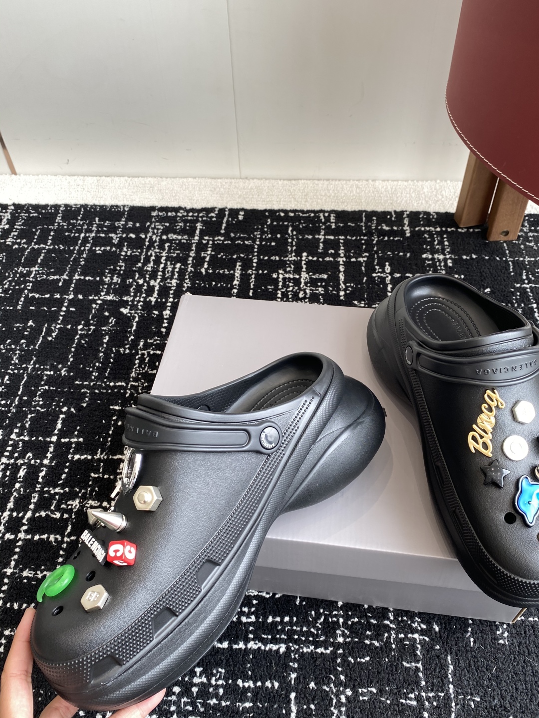 巴黎世家Balenciaga 春夏最新情侣款洞洞鞋，25春季新款黑马单品,海内外时尚博主纷纷上脚大秀，火