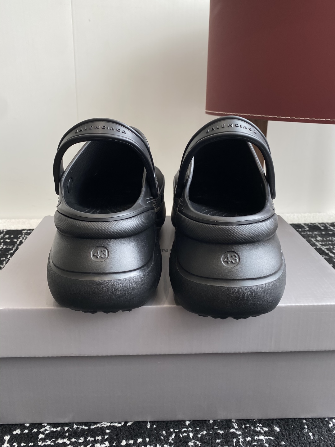 巴黎世家Balenciaga 春夏最新情侣款洞洞鞋，25春季新款黑马单品,海内外时尚博主纷纷上脚大秀，火