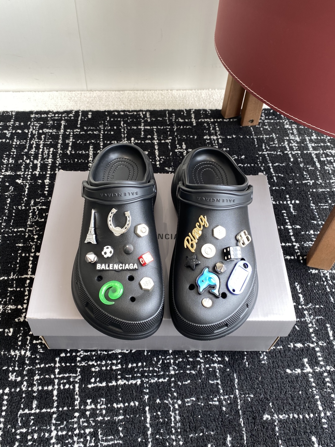 巴黎世家Balenciaga 春夏最新情侣款洞洞鞋，25春季新款黑马单品,海内外时尚博主纷纷上脚大秀，火