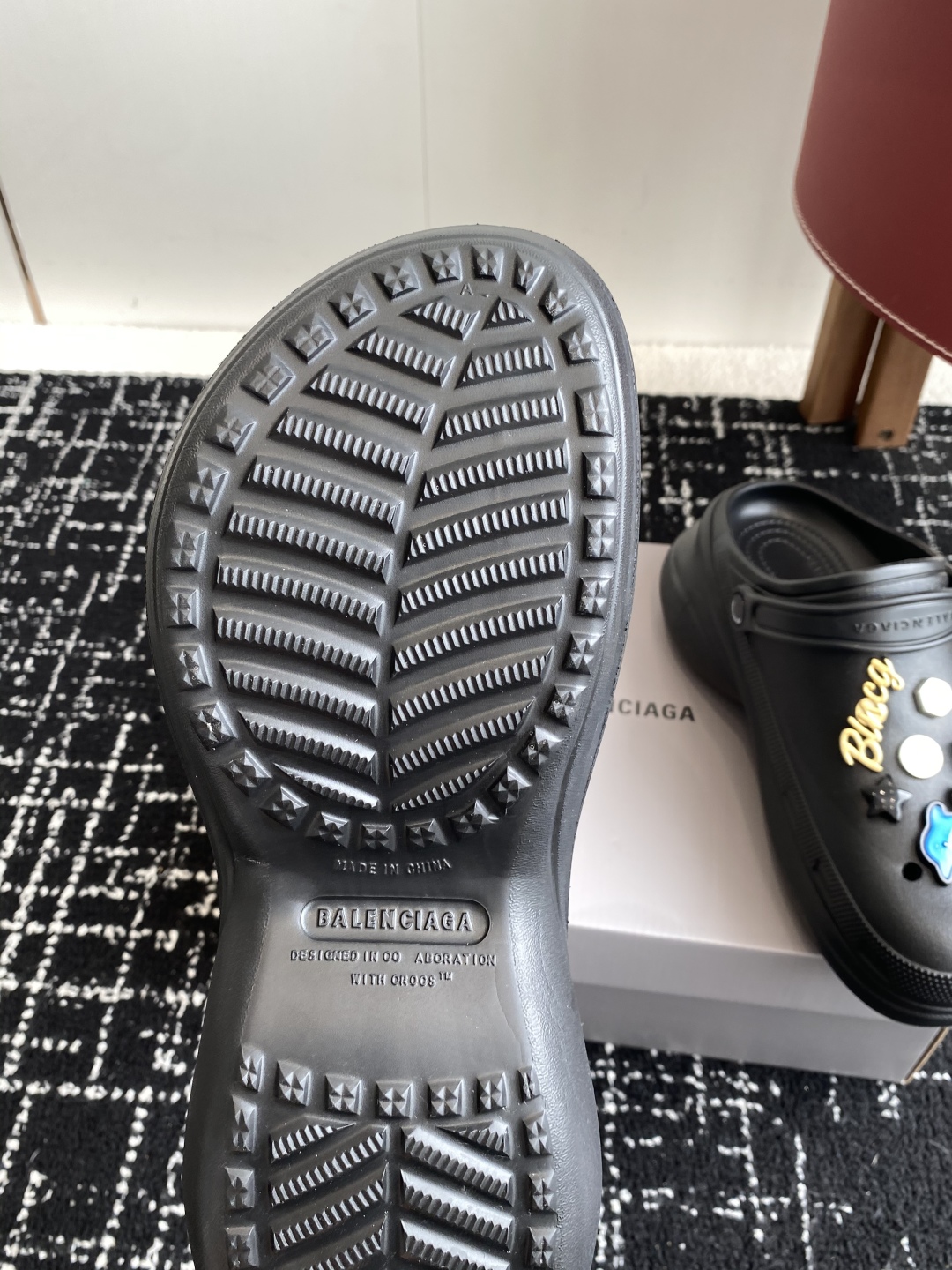 巴黎世家Balenciaga 春夏最新情侣款洞洞鞋，25春季新款黑马单品,海内外时尚博主纷纷上脚大秀，火