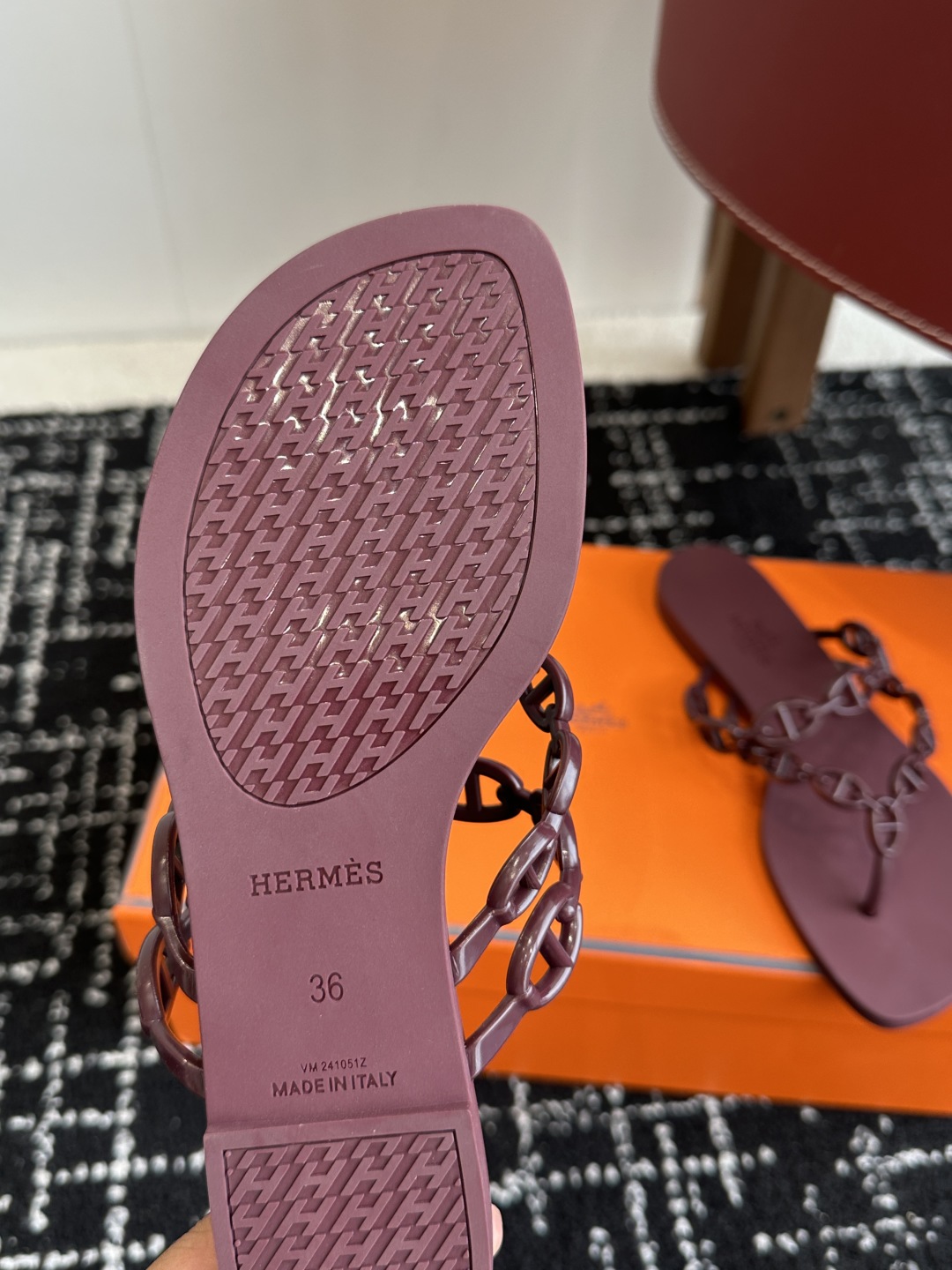 代购级
Hermes 爱马仕 新款猪鼻子果冻鞋 夹脚人字拖
一体成型胶拖鞋、软软的！防水又防滑
海浪沙滩