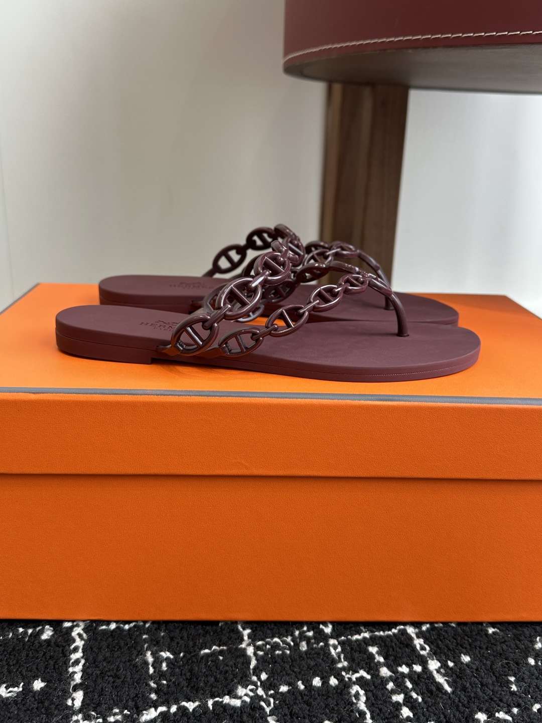 代购级
Hermes 爱马仕 新款猪鼻子果冻鞋 夹脚人字拖
一体成型胶拖鞋、软软的！防水又防滑
海浪沙滩