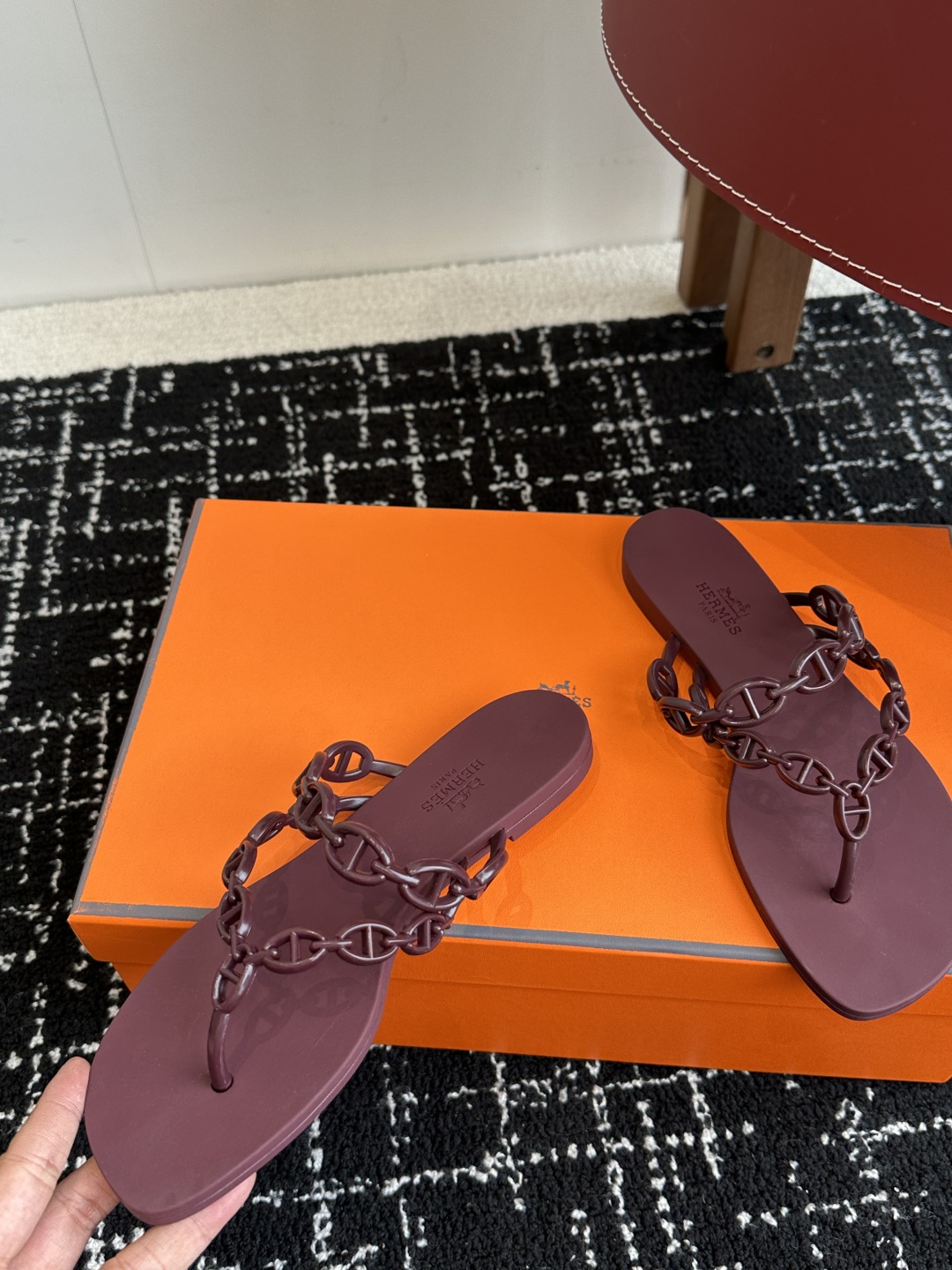 代购级
Hermes 爱马仕 新款猪鼻子果冻鞋 夹脚人字拖
一体成型胶拖鞋、软软的！防水又防滑
海浪沙滩