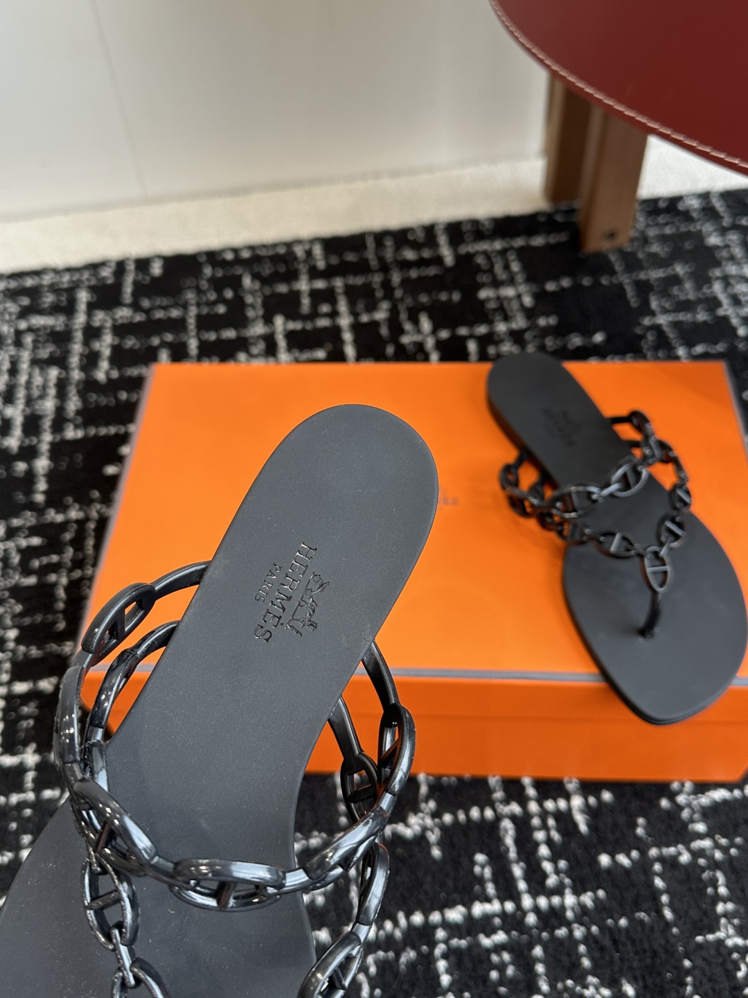 代购级
Hermes 爱马仕 新款猪鼻子果冻鞋 夹脚人字拖
一体成型胶拖鞋、软软的！防水又防滑
海浪沙滩