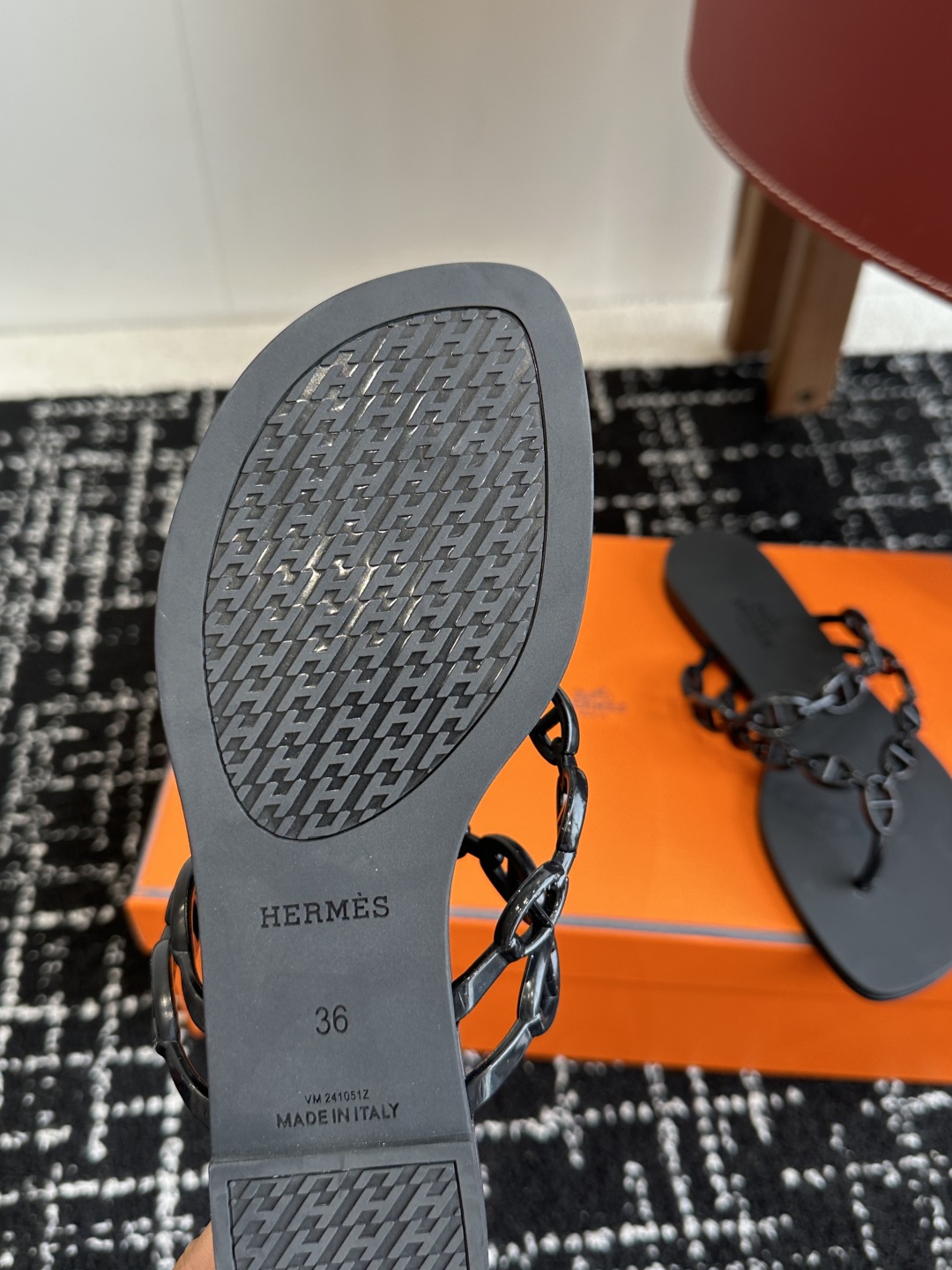 代购级
Hermes 爱马仕 新款猪鼻子果冻鞋 夹脚人字拖
一体成型胶拖鞋、软软的！防水又防滑
海浪沙滩