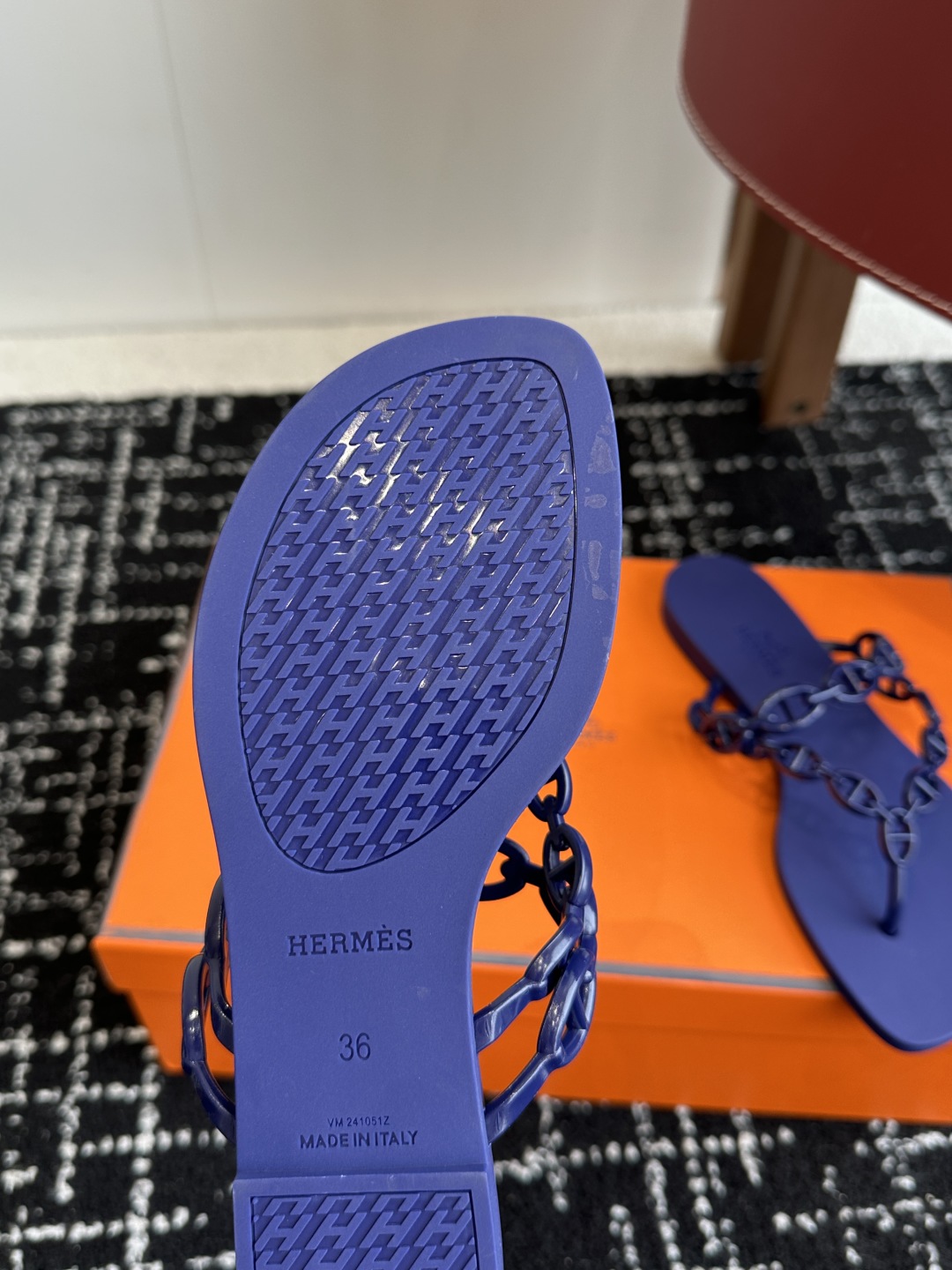 代购级
Hermes 爱马仕 新款猪鼻子果冻鞋 夹脚人字拖
一体成型胶拖鞋、软软的！防水又防滑
海浪沙滩