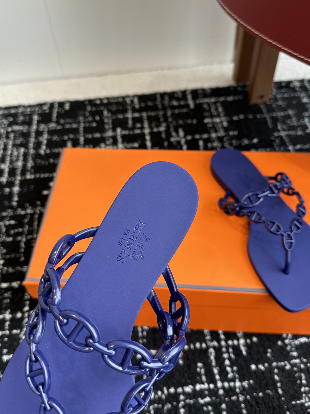 代购级
Hermes 爱马仕 新款猪鼻子果冻鞋 夹脚人字拖
一体成型胶拖鞋、软软的！防水又防滑
海浪沙滩
