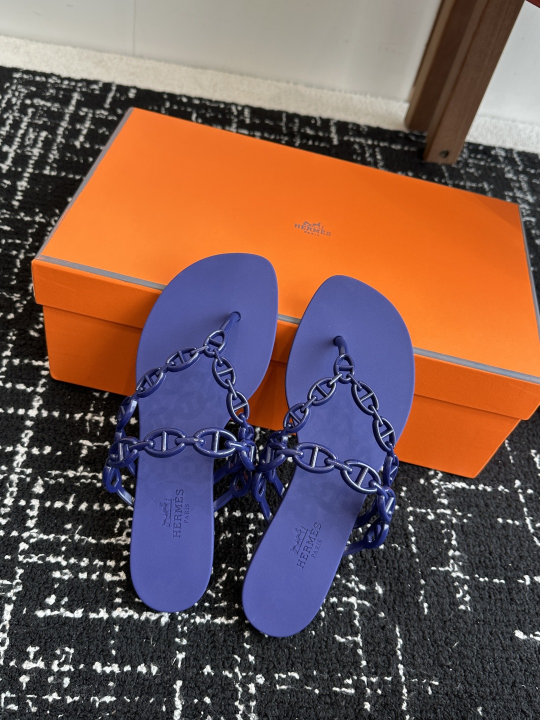 代购级
Hermes 爱马仕 新款猪鼻子果冻鞋 夹脚人字拖
一体成型胶拖鞋、软软的！防水又防滑
海浪沙滩