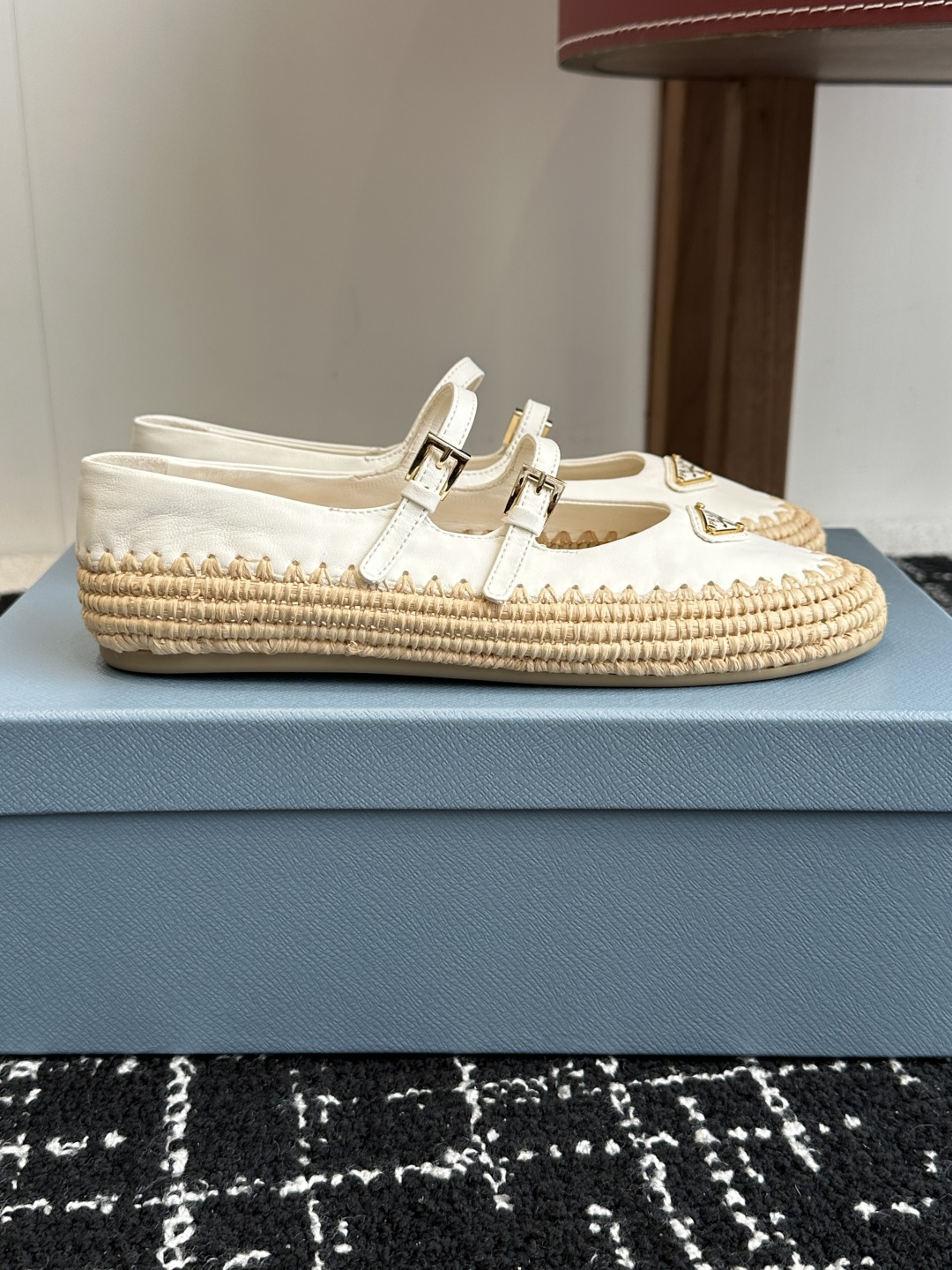 代购级
Prada 普拉达25新款经典三角扣 手工草编渔夫玛丽珍鞋 

复古手工编织意韵融于日常以现代笔