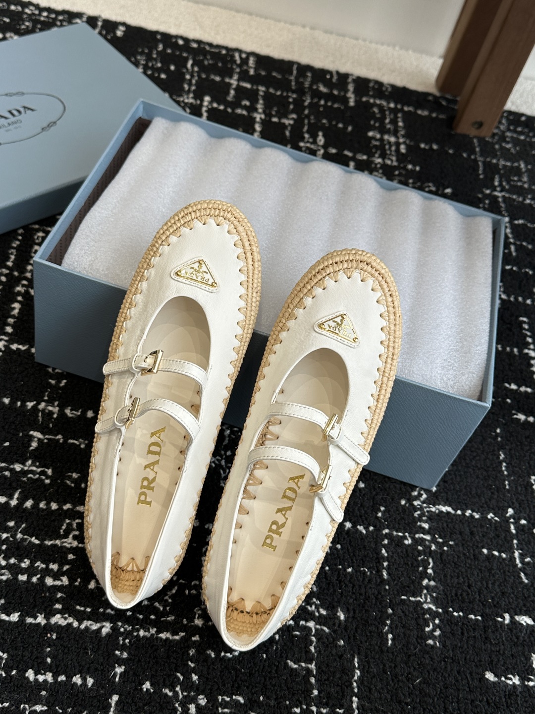 代购级
Prada 普拉达25新款经典三角扣 手工草编渔夫玛丽珍鞋 

复古手工编织意韵融于日常以现代笔