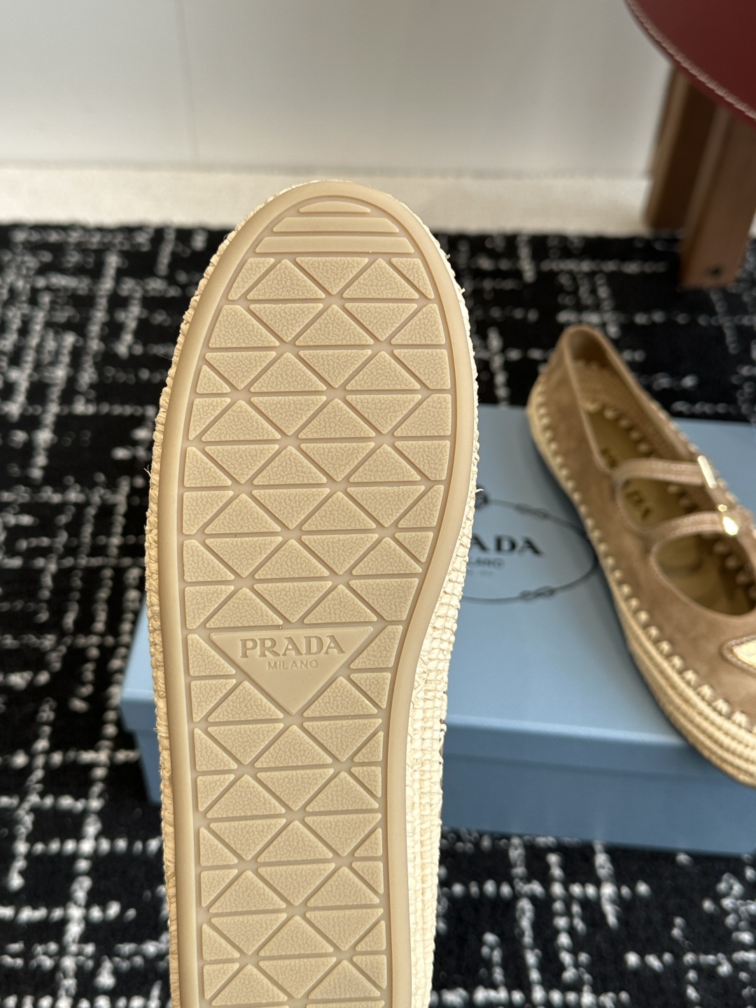 代购级
Prada 普拉达25新款经典三角扣 手工草编渔夫玛丽珍鞋 

复古手工编织意韵融于日常以现代笔