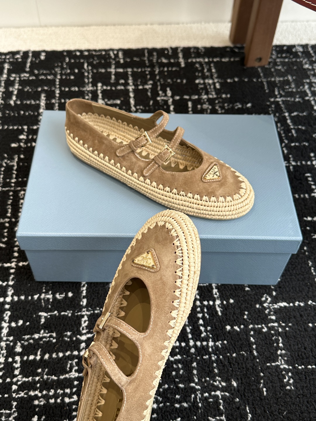 代购级
Prada 普拉达25新款经典三角扣 手工草编渔夫玛丽珍鞋 

复古手工编织意韵融于日常以现代笔