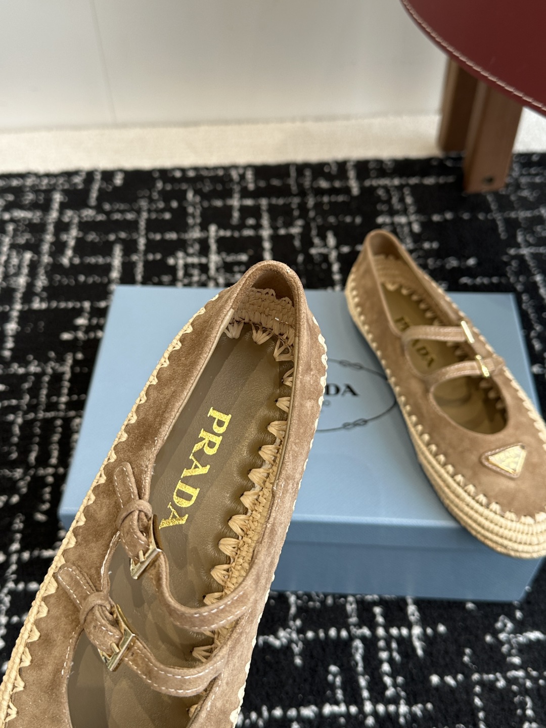 代购级
Prada 普拉达25新款经典三角扣 手工草编渔夫玛丽珍鞋 

复古手工编织意韵融于日常以现代笔