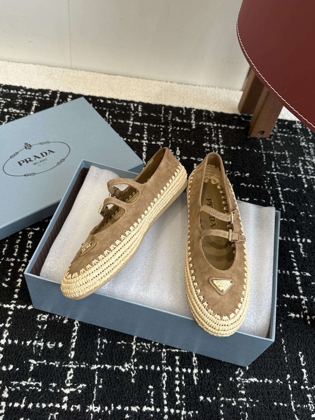 代购级
Prada 普拉达25新款经典三角扣 手工草编渔夫玛丽珍鞋 

复古手工编织意韵融于日常以现代笔