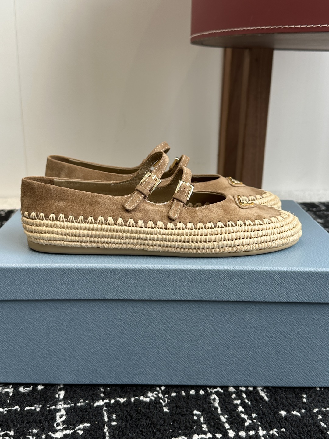 代购级
Prada 普拉达25新款经典三角扣 手工草编渔夫玛丽珍鞋 

复古手工编织意韵融于日常以现代笔